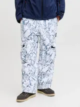 Pantalón de ski técnico impermeable y cortaviento con tiro alto, diseñado para brindar protección en condiciones de frío, viento y humedad. Confeccionado en tejido resistente, incorpora cierre con cremallera, bolsillos frontales y bolsillos laterales con cierre en velcro. Presenta ruedos con protección antinieve y polainas internas que bloquean la entrada de nieve, además de forro interior que aporta comodidad durante actividades de invierno.