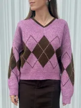 Sweater tejido con escote en V y calce relajado, con diseño de rombos en colores bordó y celeste.