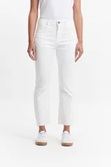 Jean straight de tiro medio, color azul denim, con corte recto y ruedo desflecado.