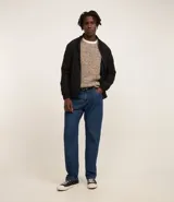 Campera bomber azul con cuello alto, cierre frontal con cremallera, bolsillos laterales y puños y cintura elastizados.