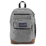 Mochila JanSport Cool Student gris con base y detalles en marrón. Cuenta con dos compartimentos principales, funda interna para laptop, bolsillo lateral para botella, bolsillo frontal con organizador y clip para llaves, panel trasero acolchado, tirantes ergonómicos y dos bolsillos exteriores con cremallera.