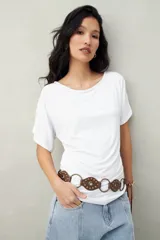 Remera negra de manga corta, confeccionada en modal, con cuello bote y frunces laterales.