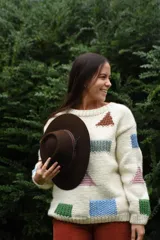 Sombrero marrón de ala ancha confeccionado en paño de lana afieltrada a mano, con cinta decorativa del mismo material alrededor de la copa.