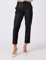 Pantalón de gabardina ligera marca Zac & Rachel, de corte slim fit y largo al tobillo. Presenta tiro medio-alto con pretina anatómica, cierre frontal con gancho sastrero oculto, bolsillos funcionales y nervadura central marcada que estiliza la pierna.