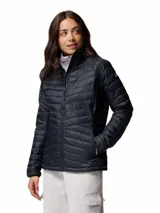 Campera puffer Columbia modelo Powder Pass, color negro, con cierre frontal, cuello alto y diseño acolchado horizontal. Cuenta con tecnología Omni-Shield resistente al agua y aislamiento térmico Thermarator.