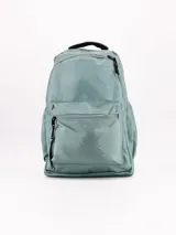 Mochila de tela color verde menta, con dos compartimentos frontales con cierre y asa superior de agarre.