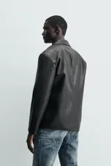 Blazer de corte relajado confeccionada en tejido efecto piel, con cuello de solapas de muesca, manga larga y cierre frontal de tres botones.