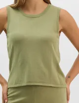 Musculosa de tejido fino en color amarillo, con cuello redondo y diseño sin mangas.