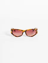 Lentes de sol cat eye rectos con filtro de protección UV 400 y montura carey.