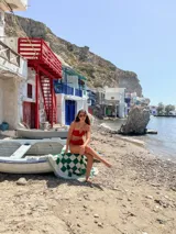 Top de hilo negro con tirantes finos cruzados en el frente y abertura circular en el centro.