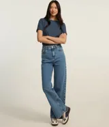 Blusa básica de cuello redondo y manga corta con detalle de dobladillo, confeccionada en tejido de viscosa con elastano.