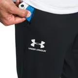 Pantalón de jogging Under Armour negro, con logo blanco en el muslo izquierdo, cintura elástica con cordón ajustable y tobillos ajustados.