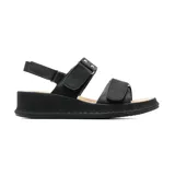Sandalias casuales de plataforma baja color beige, con tiras ajustables con velcro y detalles metálicos dorados.
