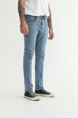 Pantalón de jean celeste de corte slim.