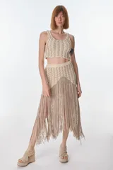 Top corto tejido a mano, color negro y beige, con tirantes finos y diseño de costura en zigzag.