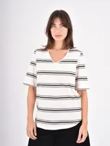 Remera de cuello en V con estampado de rayas horizontales en tonos negro, beige y blanco, de manga corta y corte recto.