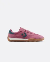 Championes Converse Run Star Trainer Ox de color rosado, con detalles en verde oscuro y suela de goma con relieve dentado.