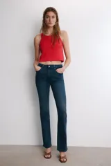 Top de punto acanalado color rojo, con cuello redondo y diseño de tirantes anchos tipo racerback.