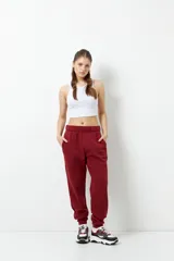 Pantalón de jogging negro de algodón con interior de felpa, bolsillos laterales, cintura elástica y puños ajustados.