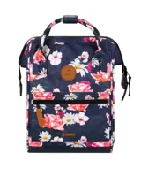 Mochila Cabaia modelo Adventurer, con diseño estampado de flores sobre fondo azul marino. Cuenta con doble asa superior, bolsillo frontal con cierre y detalles en cuero sintético.