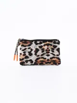 Monedero pequeño con cierre superior, estampado animal print de leopardo en tonos marrón, negro y beige.
