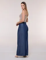 Pantalón wide leg de lyocell color gris, con cintura alta, pinzas frontales y bolsillos laterales.