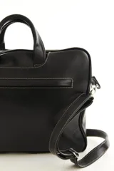 Portafolio de cuero vacuno marrón, con doble asa superior, correa ajustable desmontable y bolsillo frontal con cierre. Presenta detalles de textura símil reptil en la parte superior.