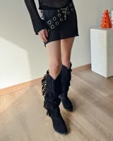 Bota corta de cuero vacuno color negro, con caña alta y taco de 4 cm.