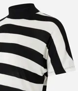 Blusa de ribana con cuello alto y estampado de rayas horizontales color beige y blanco.