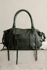 Cartera de cuero verde militar con acabado gastado, cuerpo blando, asas de mano, bolsillos frontales con cierre y tiras colgantes.
