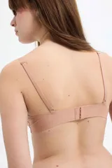 Bralette triangular color piel, de microfibra con terminación de corte láser y copas removibles. Tiene breteles elásticos regulables y cierre trasero con broche ajustable en 4 posiciones.