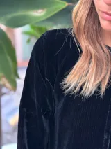 Spolverino azul de terciopelo con mangas largas y corte recto.