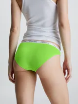 Bombacha clásica Calvin Klein color verde lima, de algodón elástico con cobertura trasera moderada, talle medio y cintura elástica con logo.