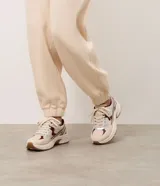 Championes de estilo deportivo de la marca Satinato, modelo jogging en tonos beige, con detalles en bordó y plateado. Confeccionados en poliuretano y malla respirable, cuentan con suela robusta y cordones.