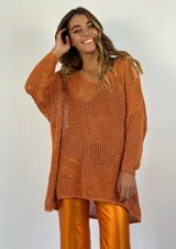 Buzo de tejido de punto calado color naranja, con lurex y escote en V.