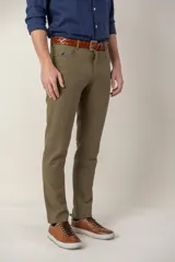 Pantalón de vestir color verde oliva, de corte recto, con cinco bolsillos y presillas para cinturón.