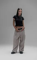Pantalón de estilo sastrero con calce amplio y pierna recta. Presenta un tablón frontal que aporta estructura y bolsillos laterales de terminación limpia.