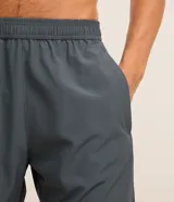 Bermuda deportiva masculina Get Over color verde militar, confeccionada en poliéster con elastano, con cintura elástica y cordón interno ajustable.