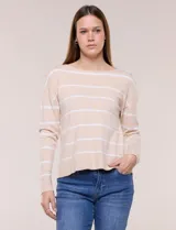 Buzo de punto fino beige con rayas horizontales blancas, escote bote y detalles de botones dorados en el hombro.