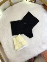 Pack de tres bombachas tipo hipster de tiro alto confeccionadas en encaje elástico con efecto faja.
