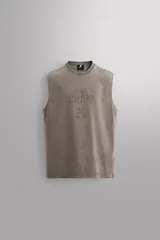 Musculosa de algodón con calce relajado y efecto lavado. Presenta cuello redondo, sisas amplias y estampado frontal con texto y logo a contraste.