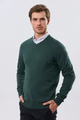 Buzo tejido de algodón con cuello en V, de diseño clásico y liviano, ideal para media estación.
