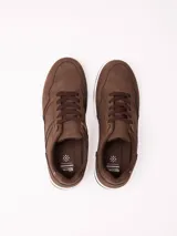 Championes urbanos de estilo casual, confeccionados en cuero sintético color azul, con cordones al tono y suela de goma blanca con base gris.