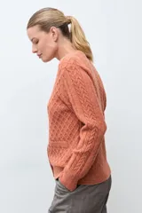 Cardigan de punto color verde oscuro con diseño de textura de rombos, cuello redondo y cierre frontal con botones a tono.
