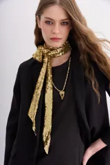 Pañuelo tipo corbatín largo y delgado, color plateado, íntegramente bordado en lentejuelas.