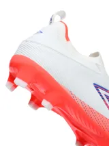 Championes de fútbol Umbro Belix HG, color negro con detalles en celeste y tornasolados en el logo lateral, diseño sin cordones con cuello elástico y tapones para césped natural.