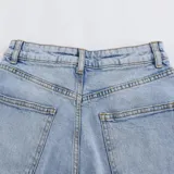 Short tipo bermuda de jean en color azul claro, con diseño de cinco bolsillos, cierre frontal con botón y costuras reforzadas.