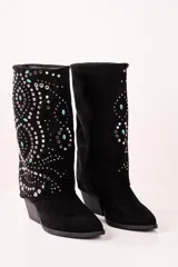 Bota texana corta de gamuza sintética color negro, con taco cuadrado y punta fina. Decorada con apliques de strass plateados y turquesas.