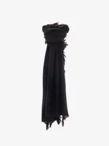 Bufanda tejida de color negro con textura brillante y flecos largos en los bordes.