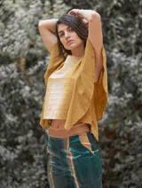 Blusa color mostaza con cuello redondo y mangas cortas con volados.